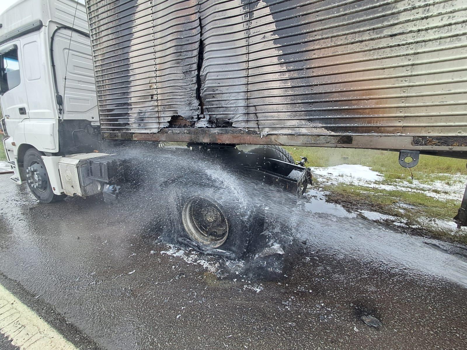 Incêndio atinge carreta na BR-282 